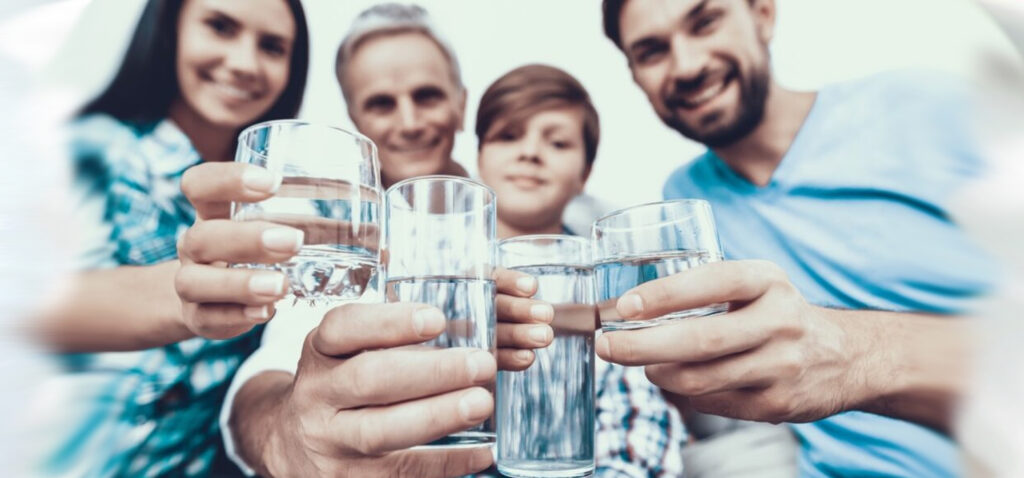 Famiglia Che Beve L'acqua