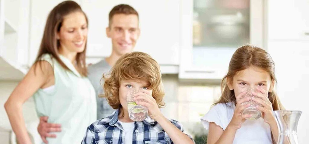 Famiglia Felice Che Beve L'acqua